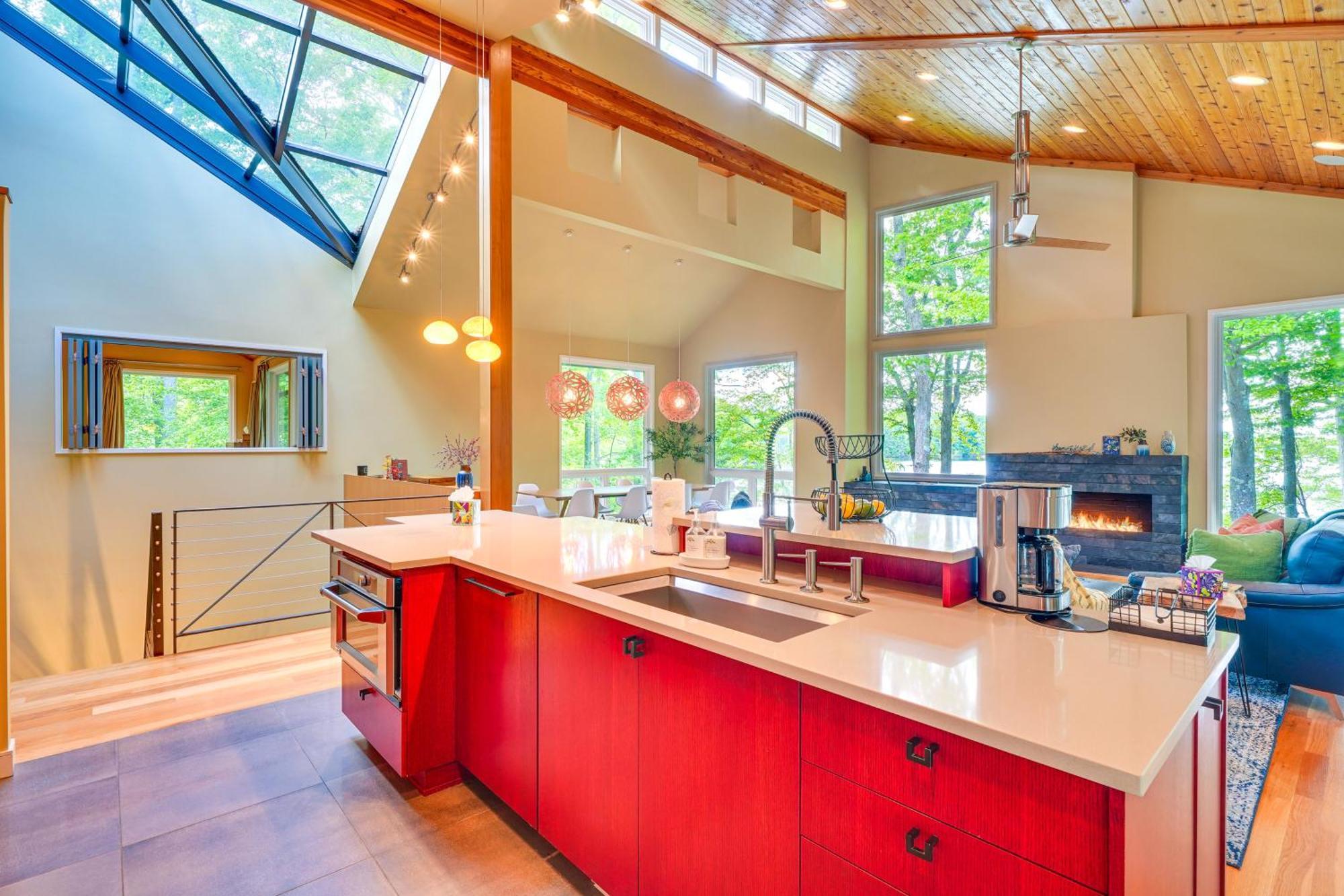 Stunning Lakefront Roxboro Home With Private Dock! エクステリア 写真