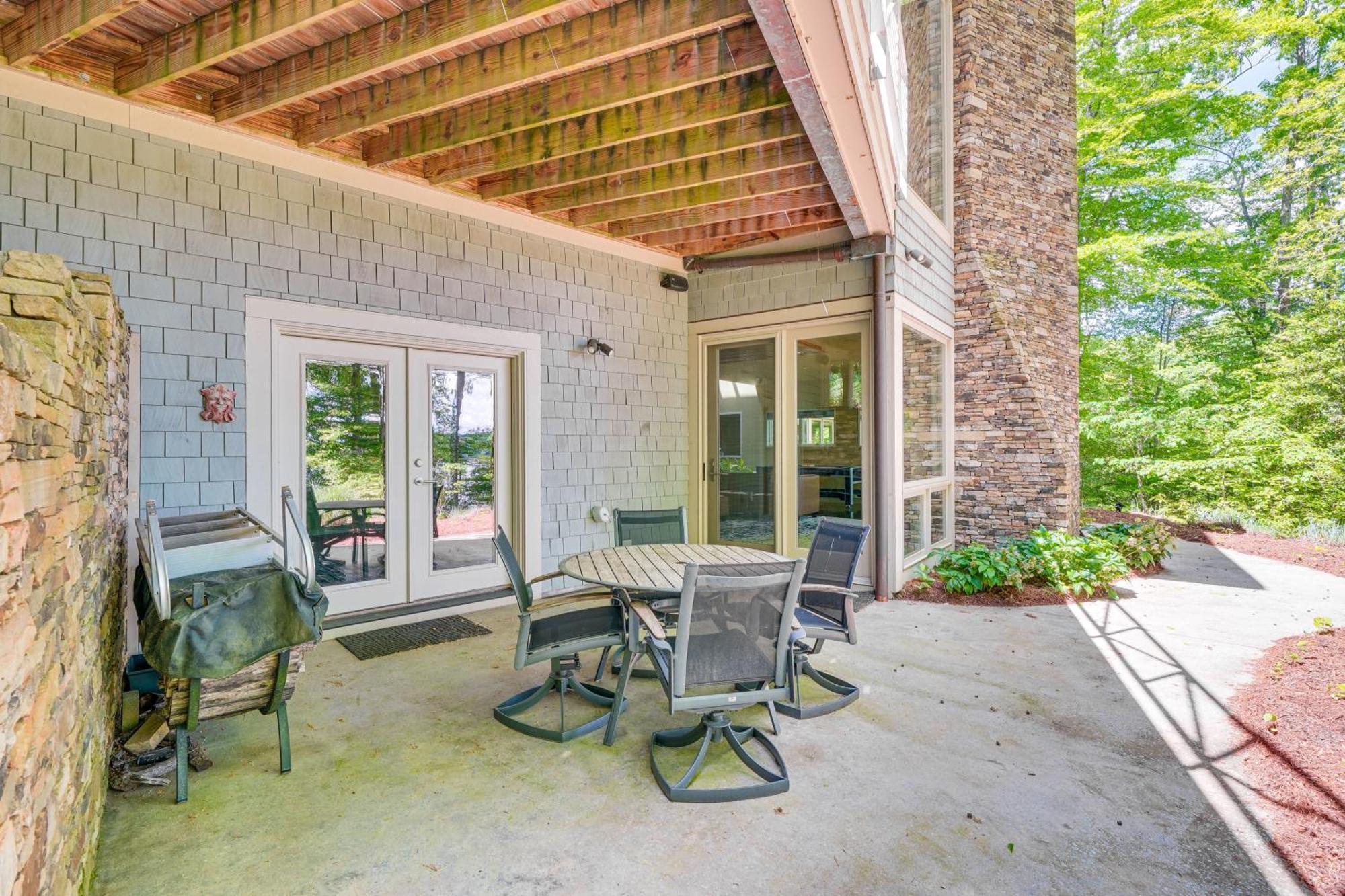 Stunning Lakefront Roxboro Home With Private Dock! エクステリア 写真