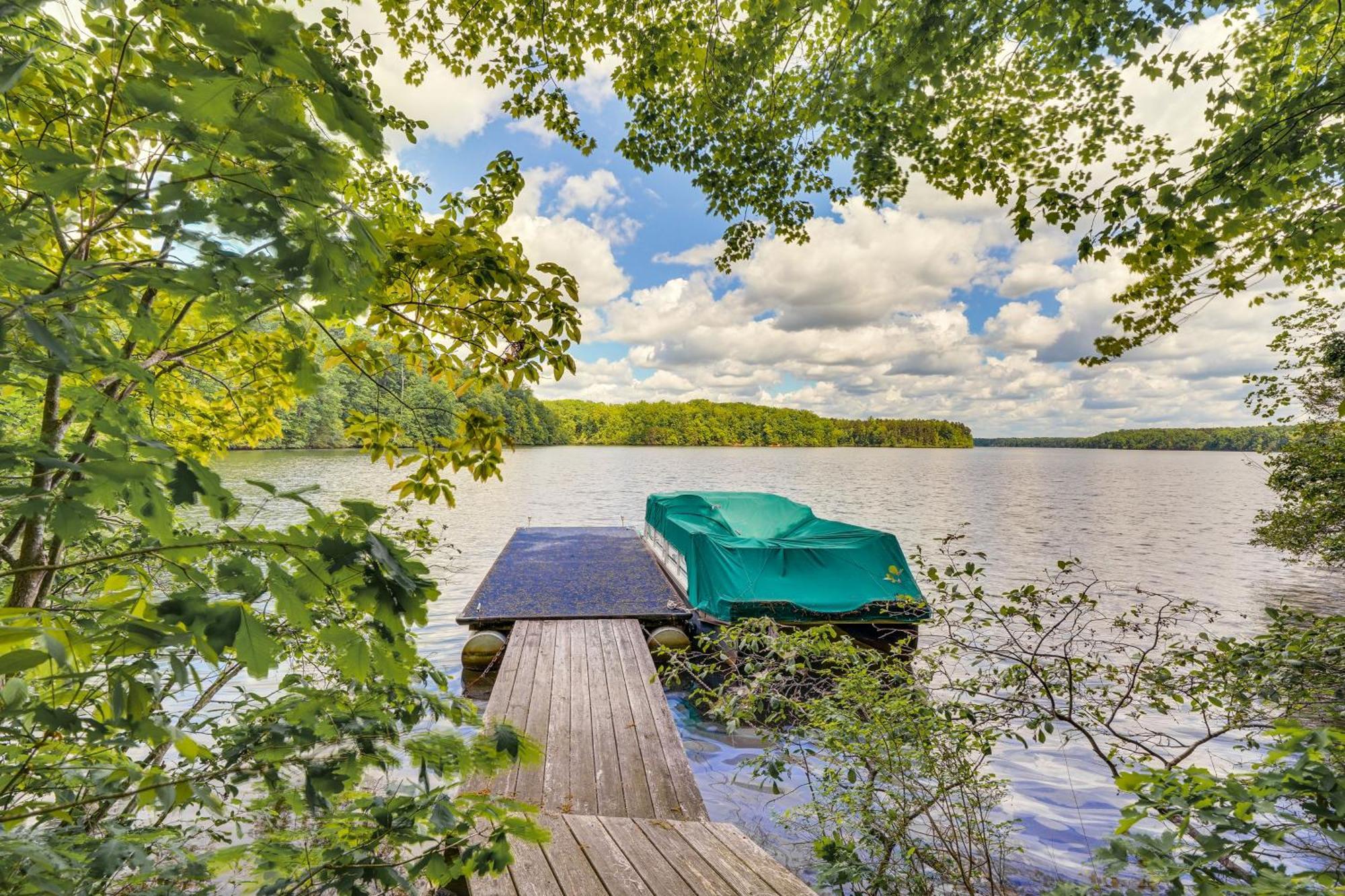 Stunning Lakefront Roxboro Home With Private Dock! エクステリア 写真