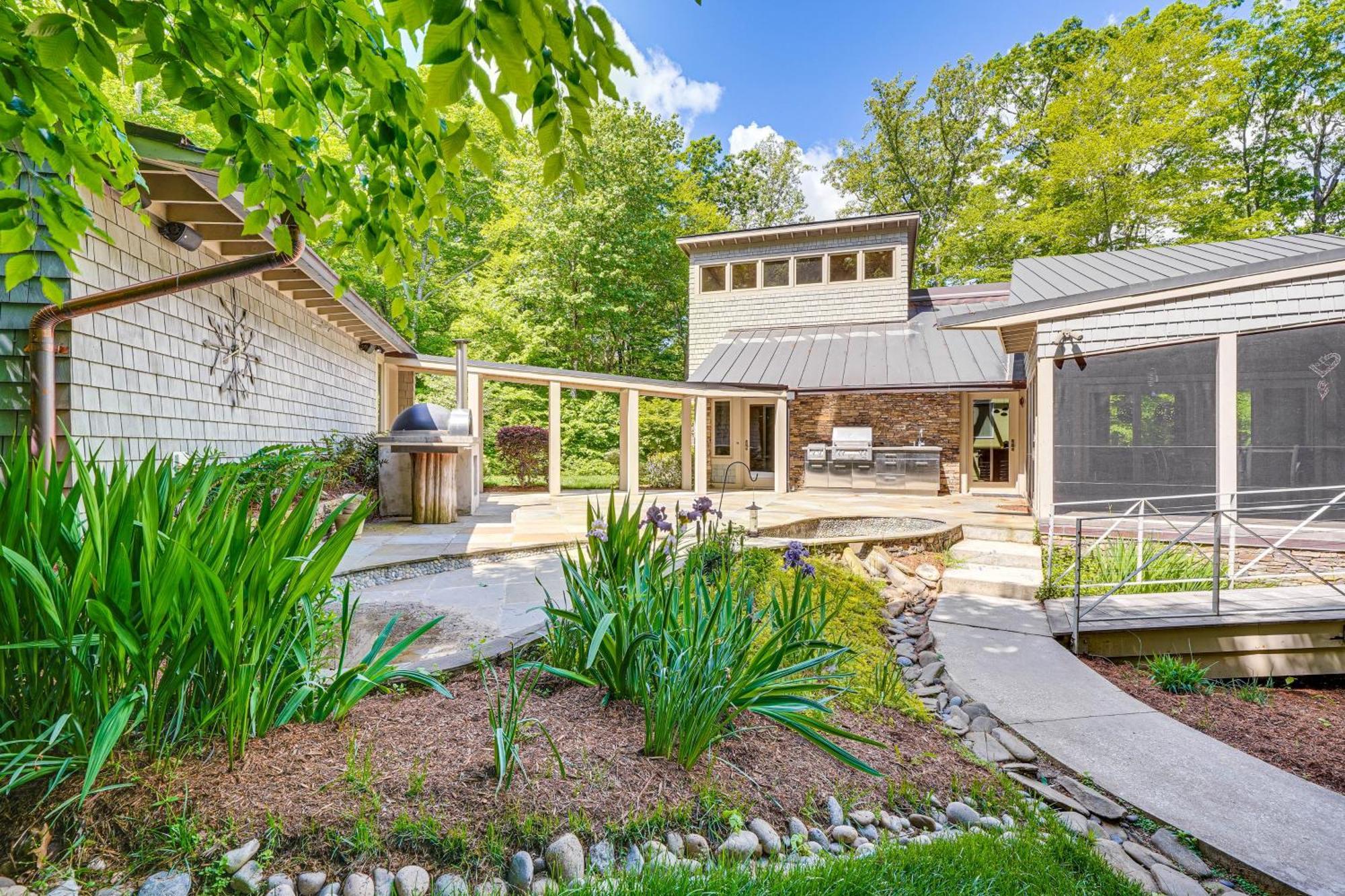 Stunning Lakefront Roxboro Home With Private Dock! エクステリア 写真
